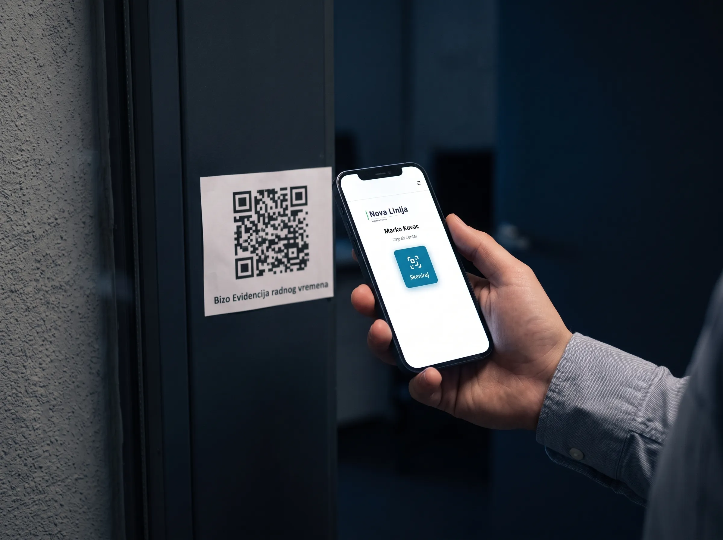 Zaposlenik drži mobitel s aplikacijom za evidenciju radnog vremena uz ispisani QR kod na ulazu.